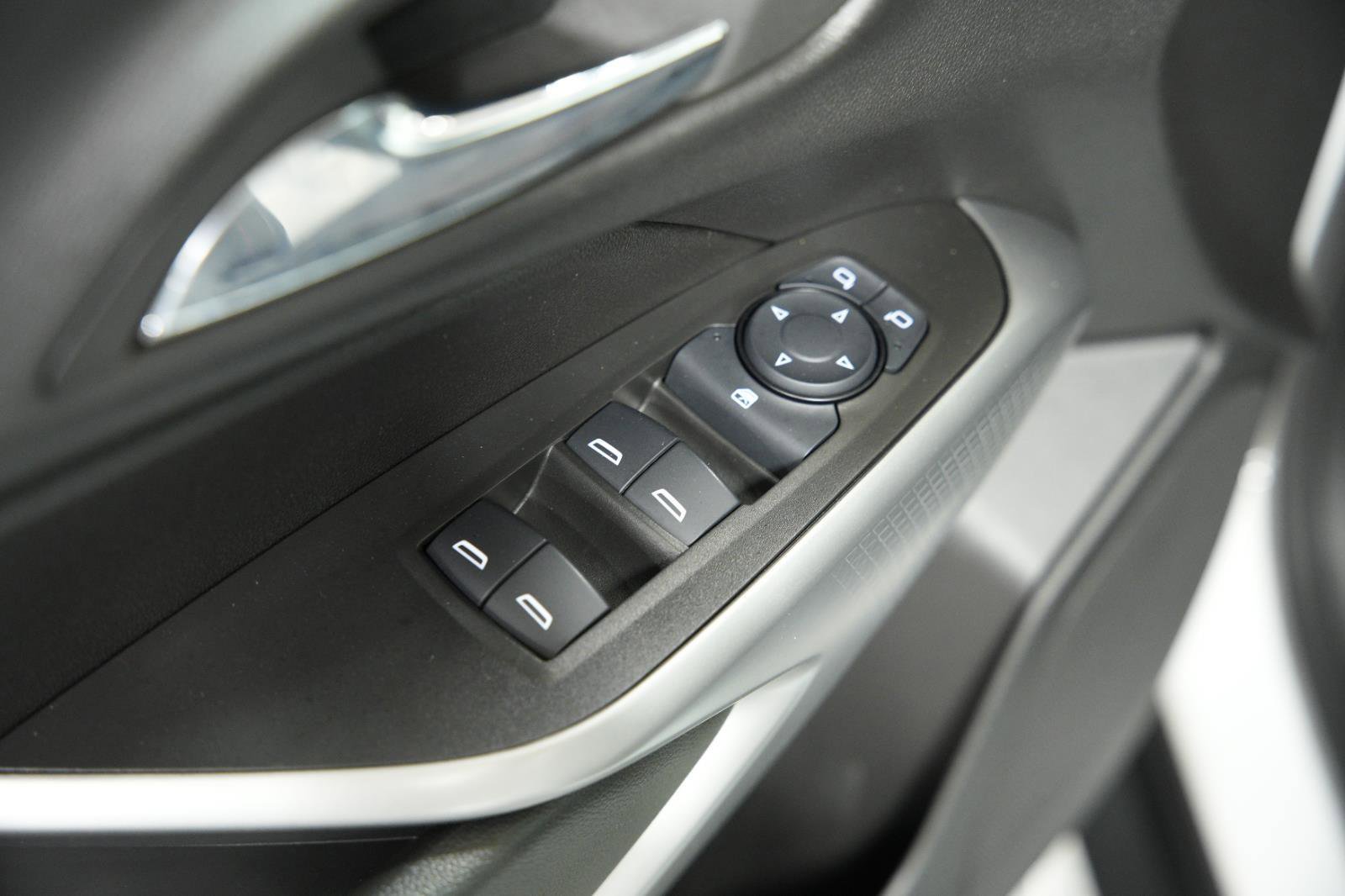 Used 2024 Chevrolet Trax RS w/ Sunroof Package FWD image 24