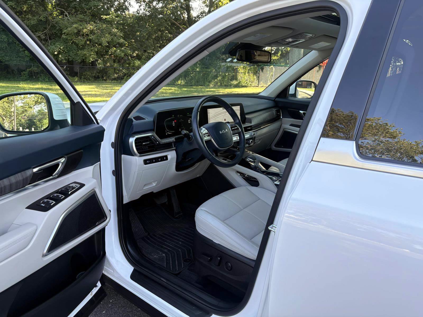 Certified 2025 Kia Telluride EX w/ EX Captain's Chair Package AWD/4WD image 12