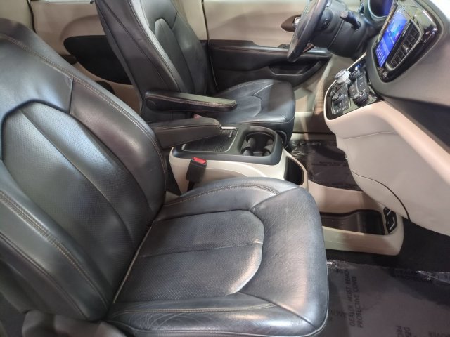 Used 2017 Chrysler Pacifica Touring-L Plus FWD image 31