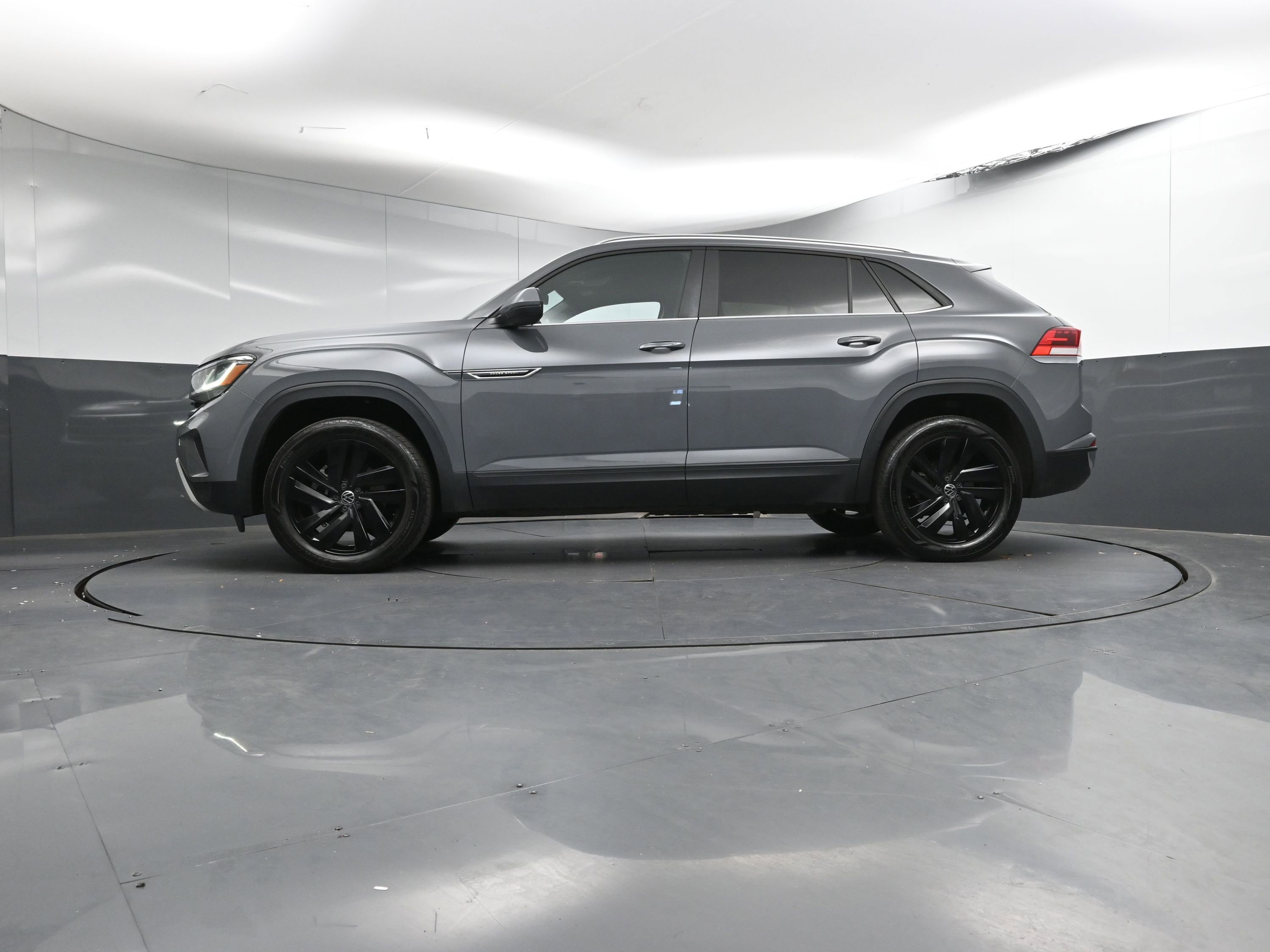 Used 2023 Volkswagen Atlas Cross Sport SE image 32