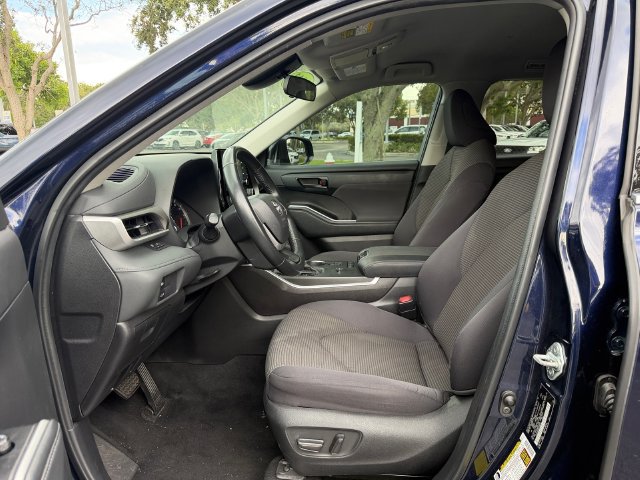 Used 2022 Toyota Highlander LE FWD image 9
