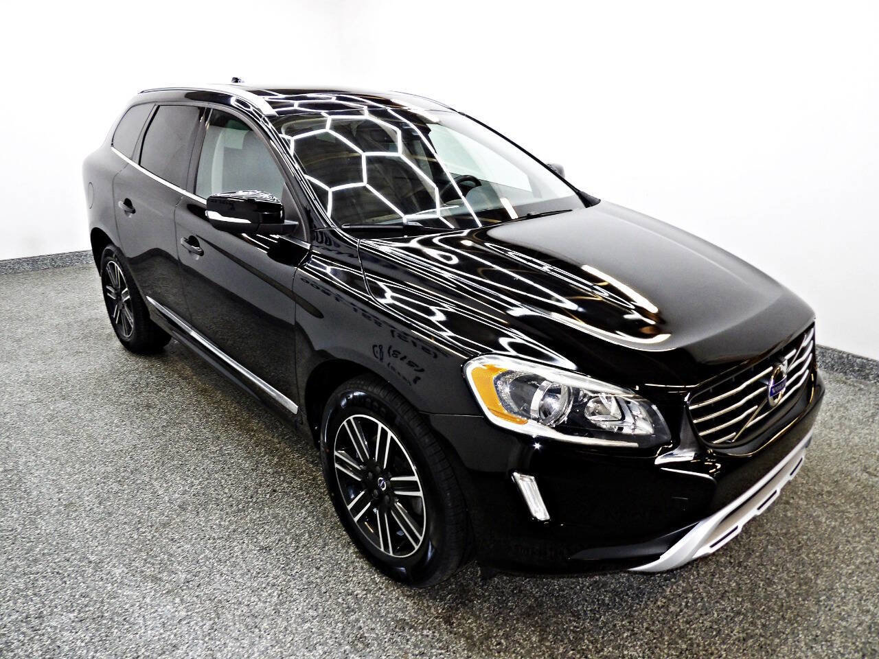 Used 2017 Volvo XC60 T5 Dynamic image 3