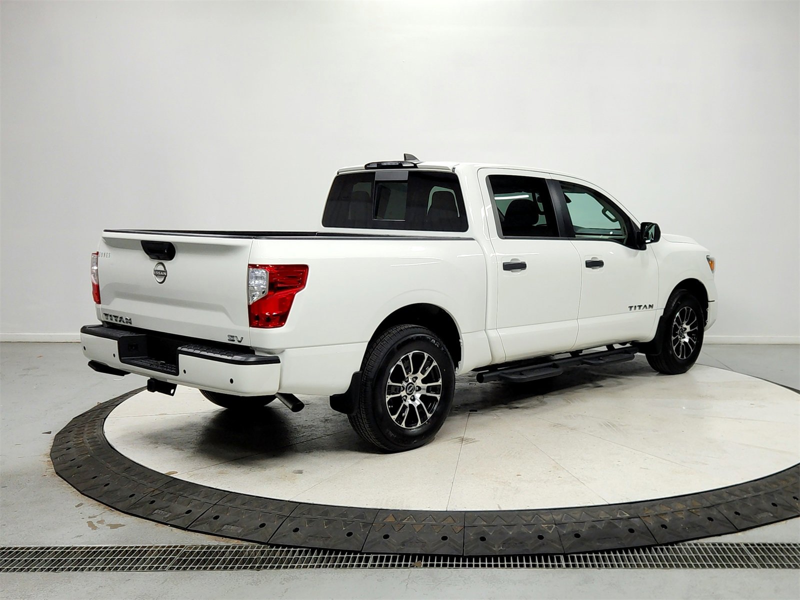 Used 2023 Nissan Titan SV w/ Accessory Utility Package image 7
