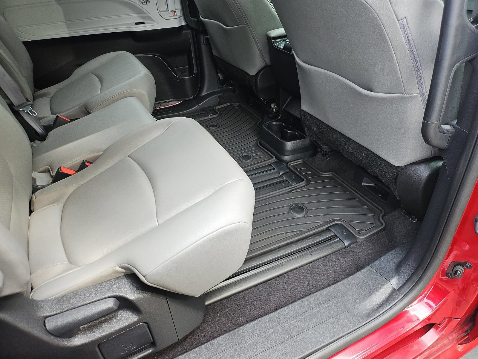 Used 2025 Toyota Sienna XLE FWD image 32