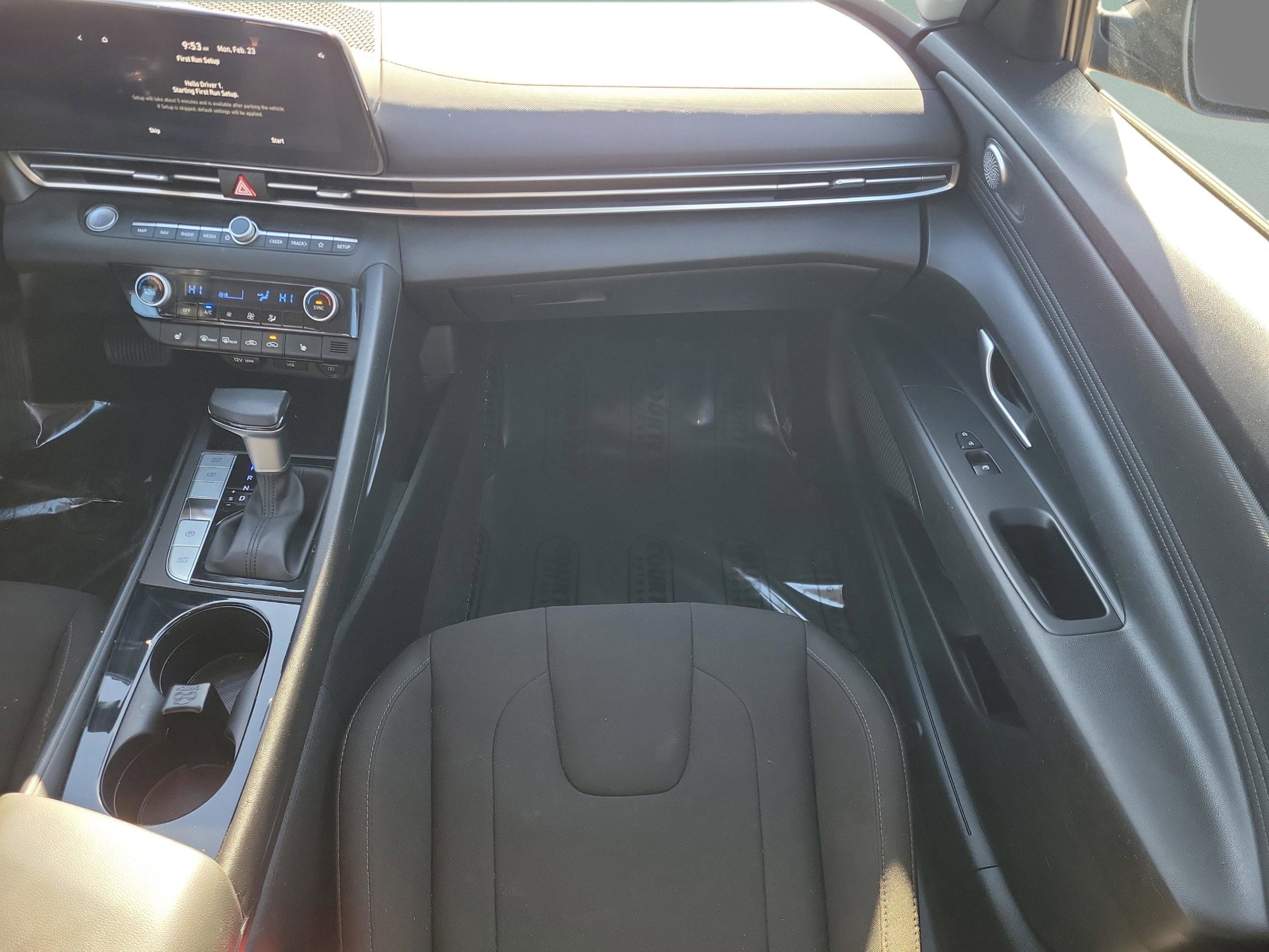 Used 2023 Hyundai Elantra SEL w/ Convenience Package image 10