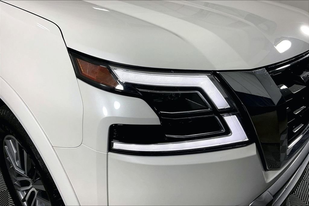 Used 2023 Nissan Armada SL w/ Captain's Chairs Package AWD/4WD image 41