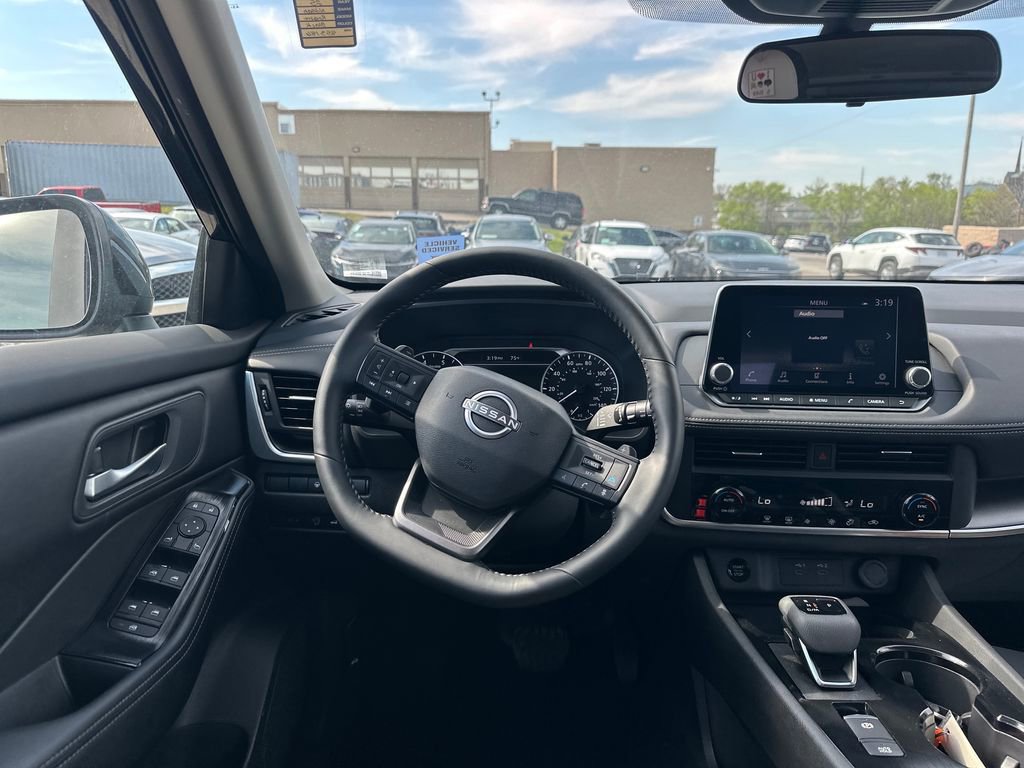 Used 2025 Nissan Rogue SV image 15