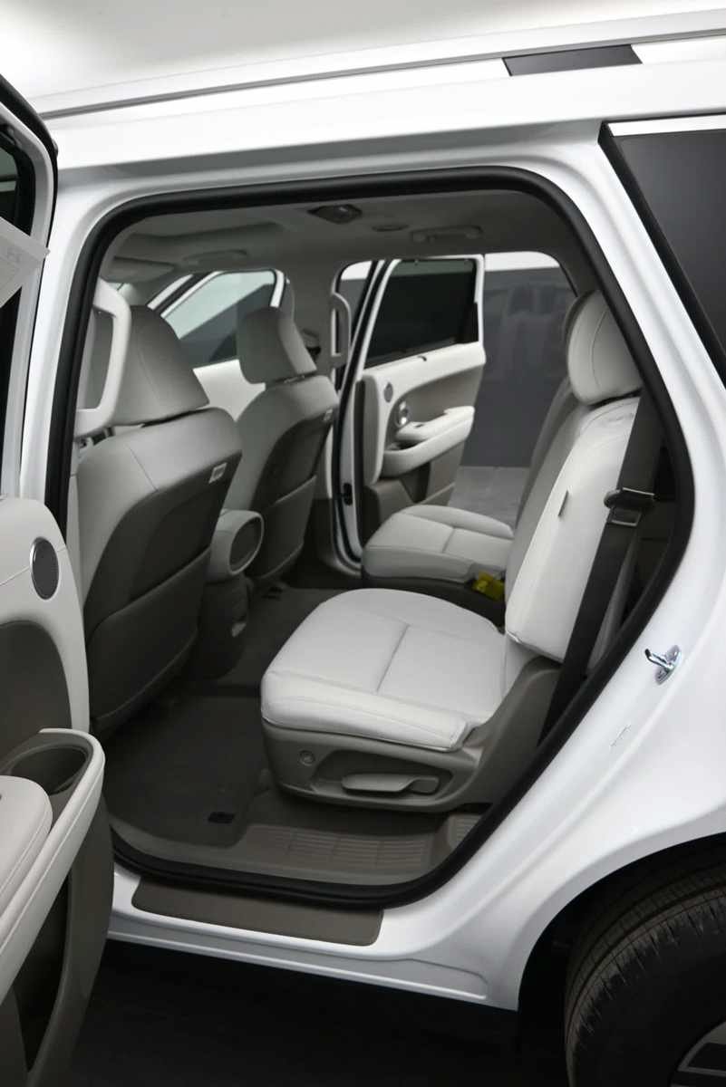 New 2026 Hyundai Palisade SEL Premium w/ Tow & Go Package AWD/4WD image 14