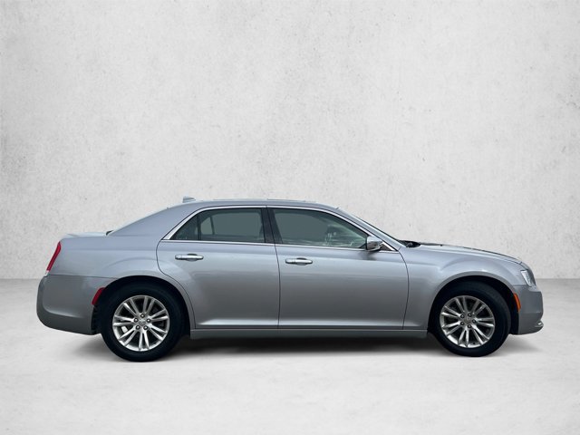 Used 2016 Chrysler 300 C RWD image 4