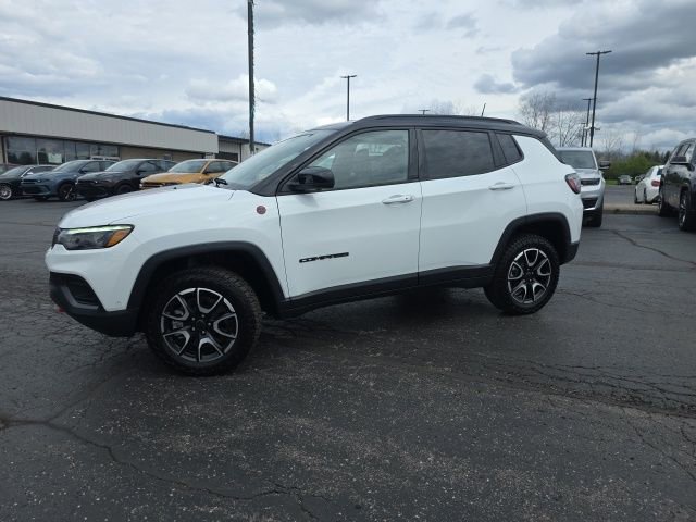 Used 2025 Jeep Compass Trailhawk w/ Trailhawk Elite Group AWD/4WD image 3