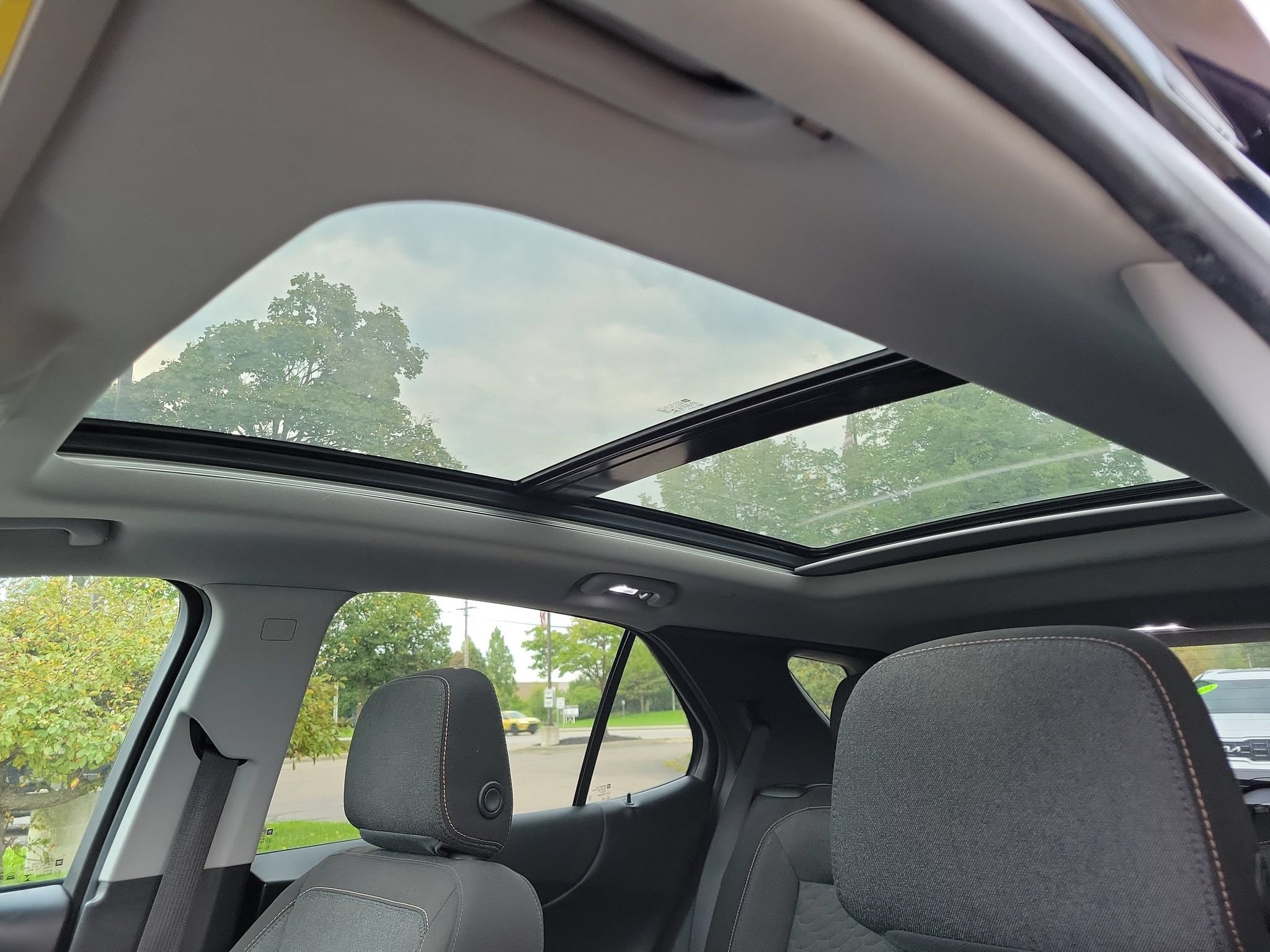 Used 2019 Chevrolet Equinox LT w/ Sun & Navigation Package FWD image 8