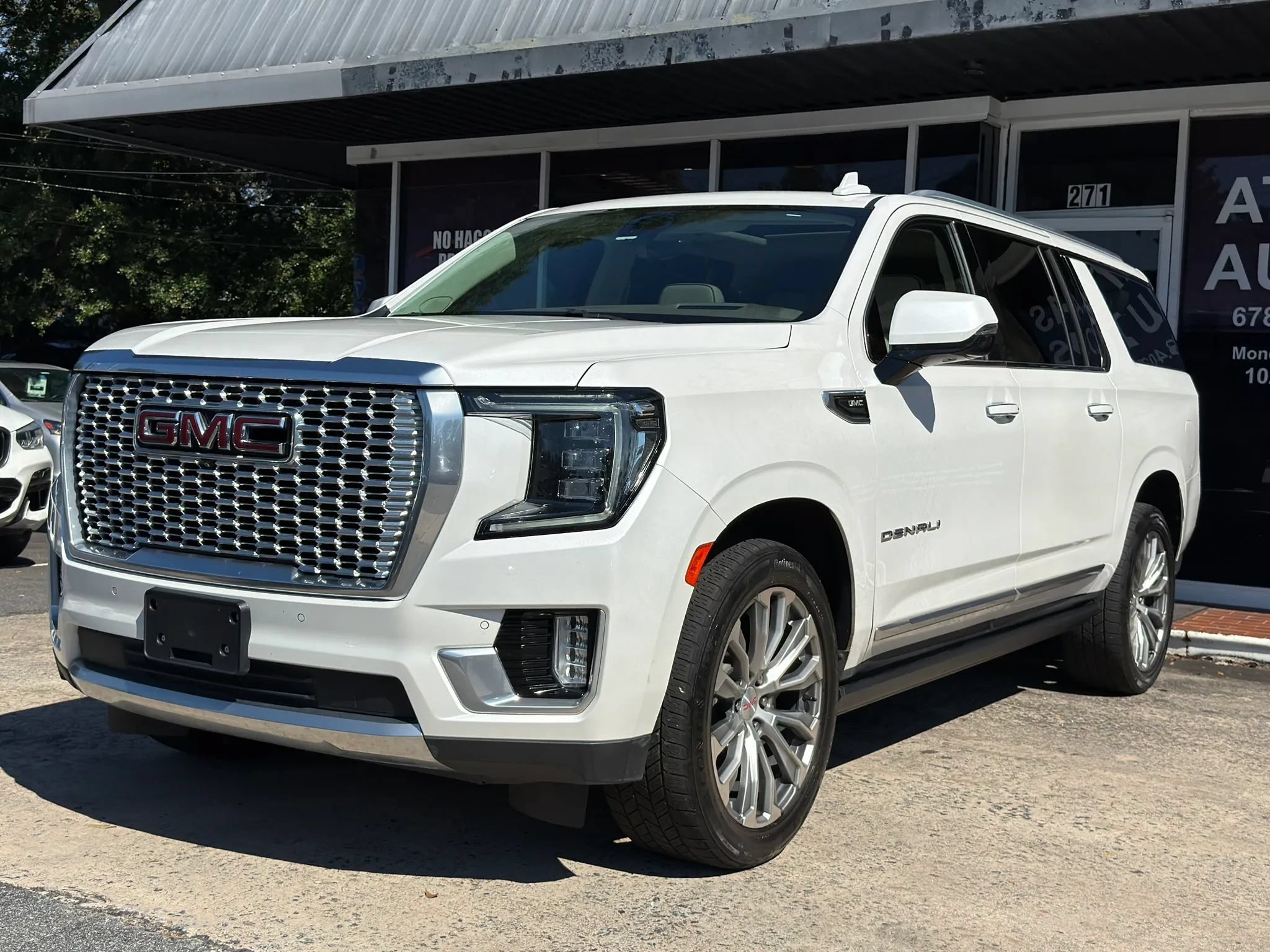 Used 2021 GMC Yukon XL Denali w/ Denali Premium Package RWD image 2