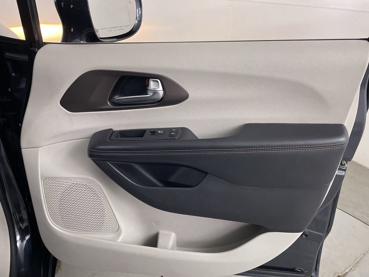 Used 2019 Chrysler Pacifica Touring-L FWD image 21