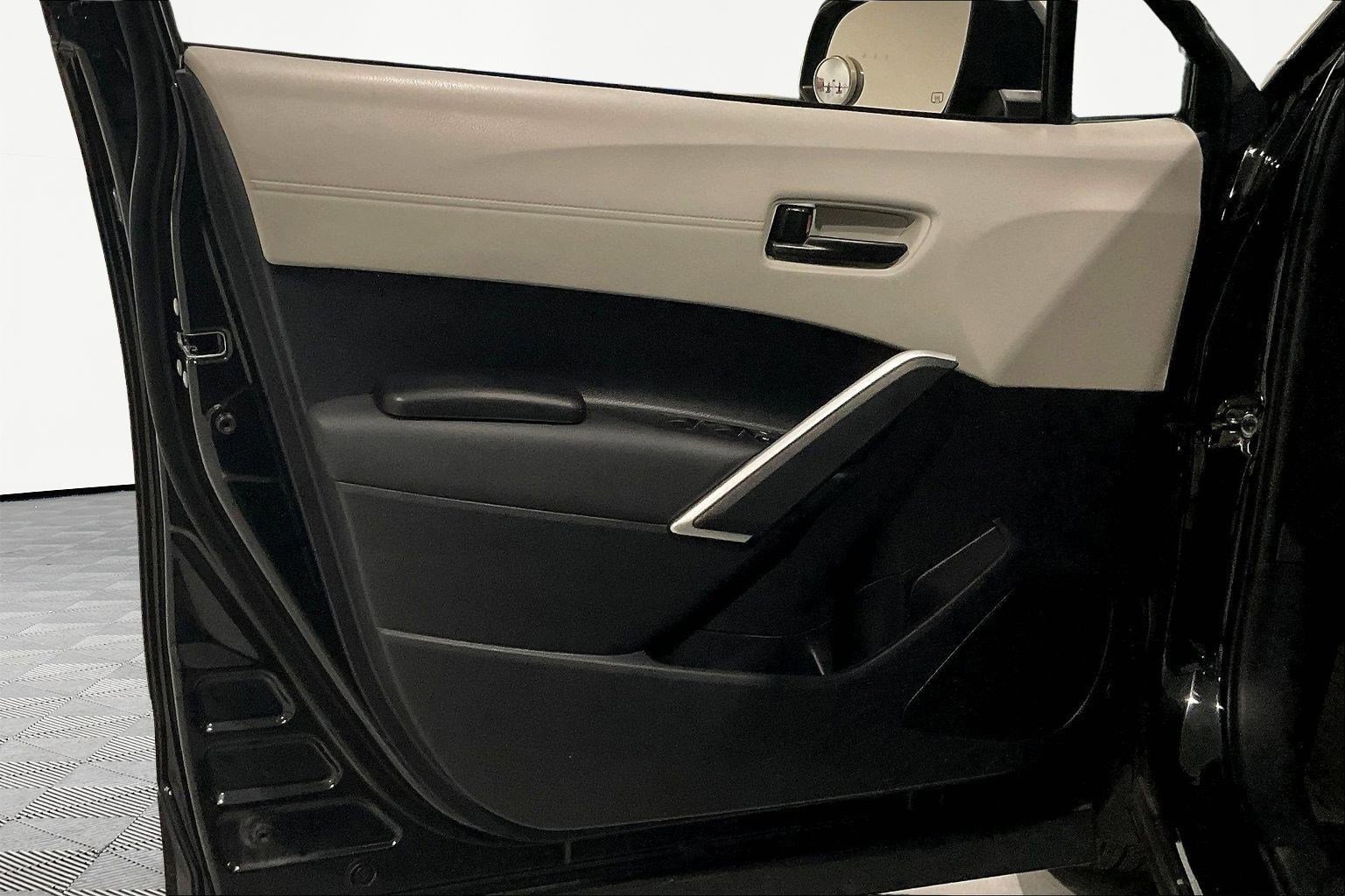 Used 2025 Toyota Corolla Cross L image 21