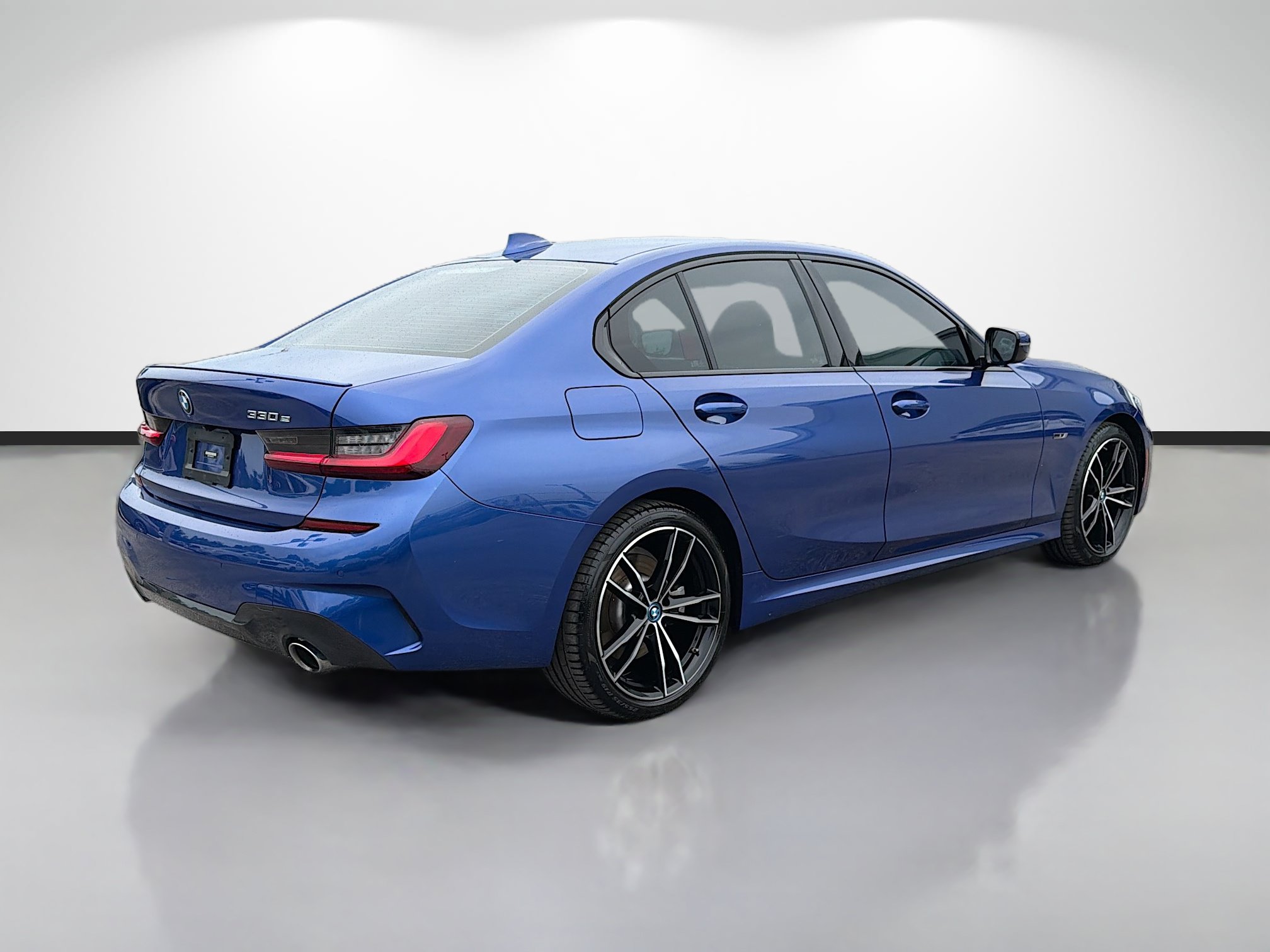 Used 2022 BMW 330e w/ M Sport Package RWD image 4