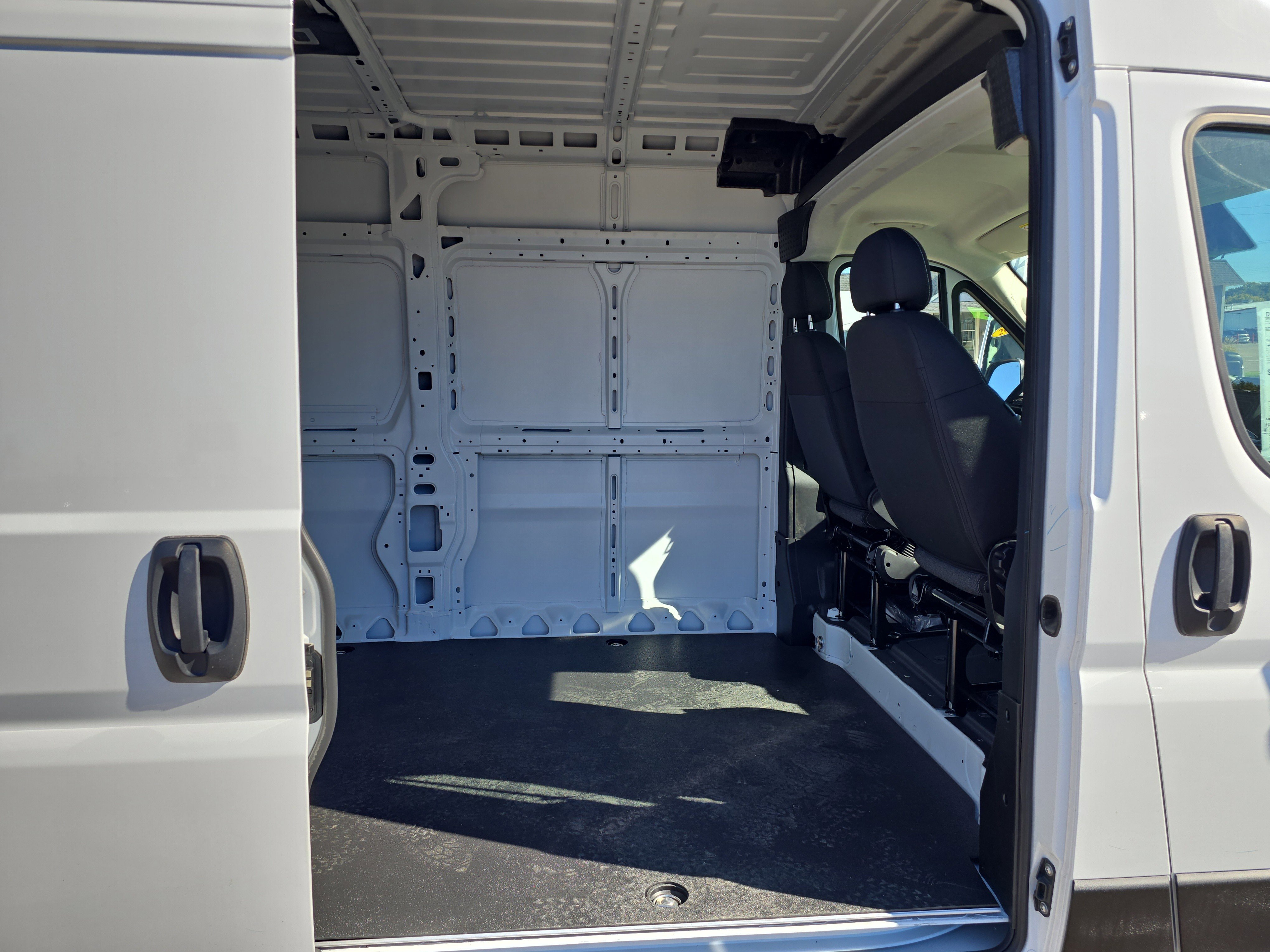 Used 2025 RAM ProMaster 2500 w/ Safety Group FWD image 8