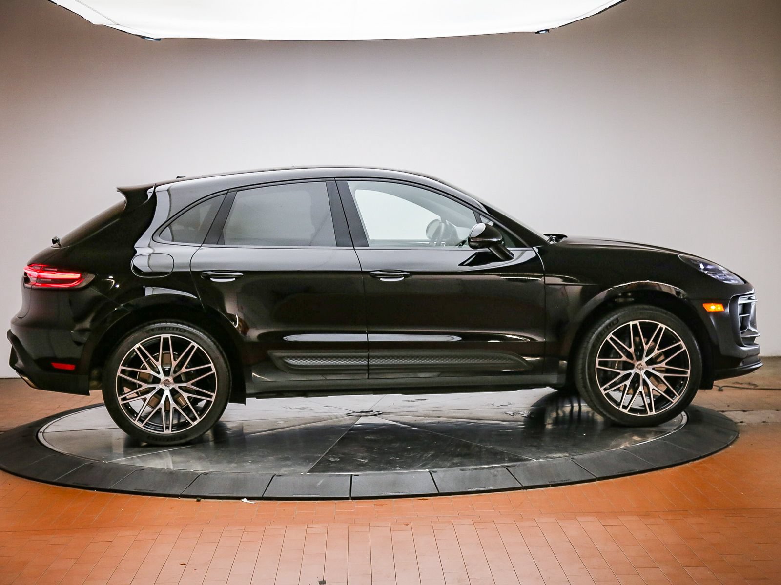 Certified 2026 Porsche Macan AWD/4WD image 8