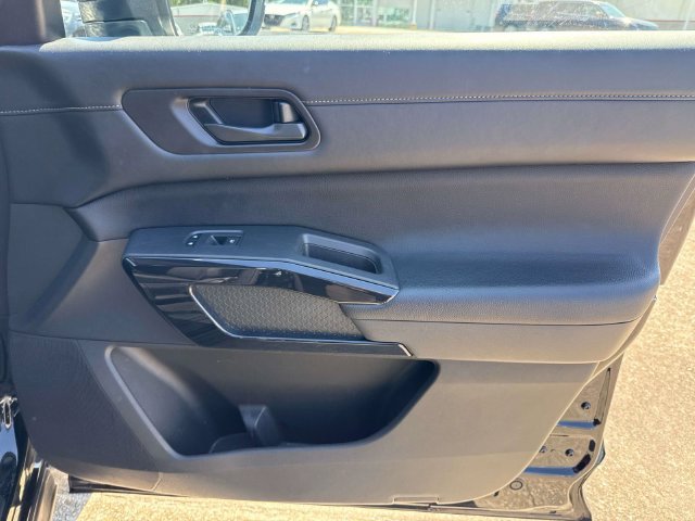 Used 2025 Nissan Pathfinder SV FWD image 17