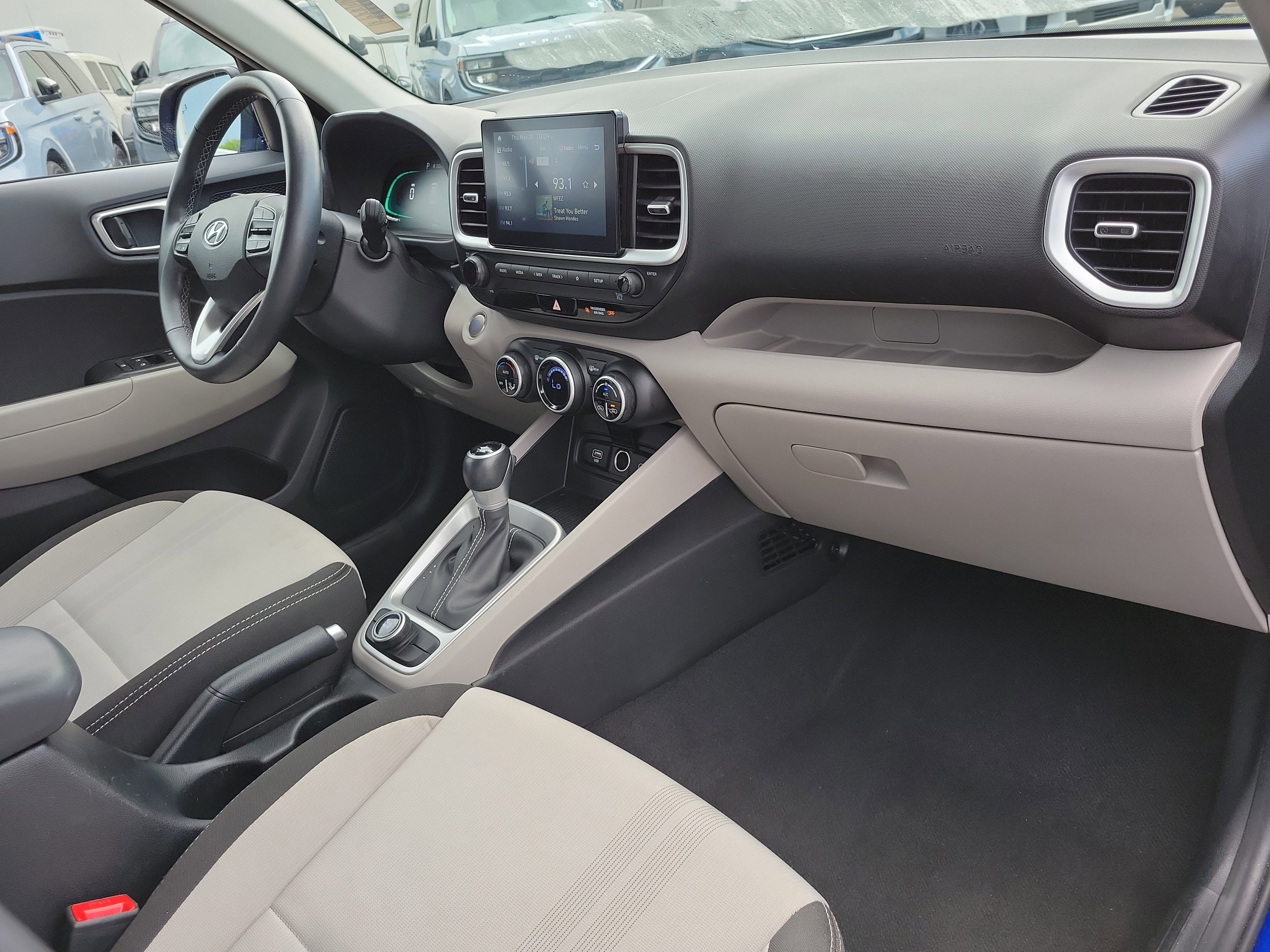 Used 2025 Hyundai Venue FWD image 18