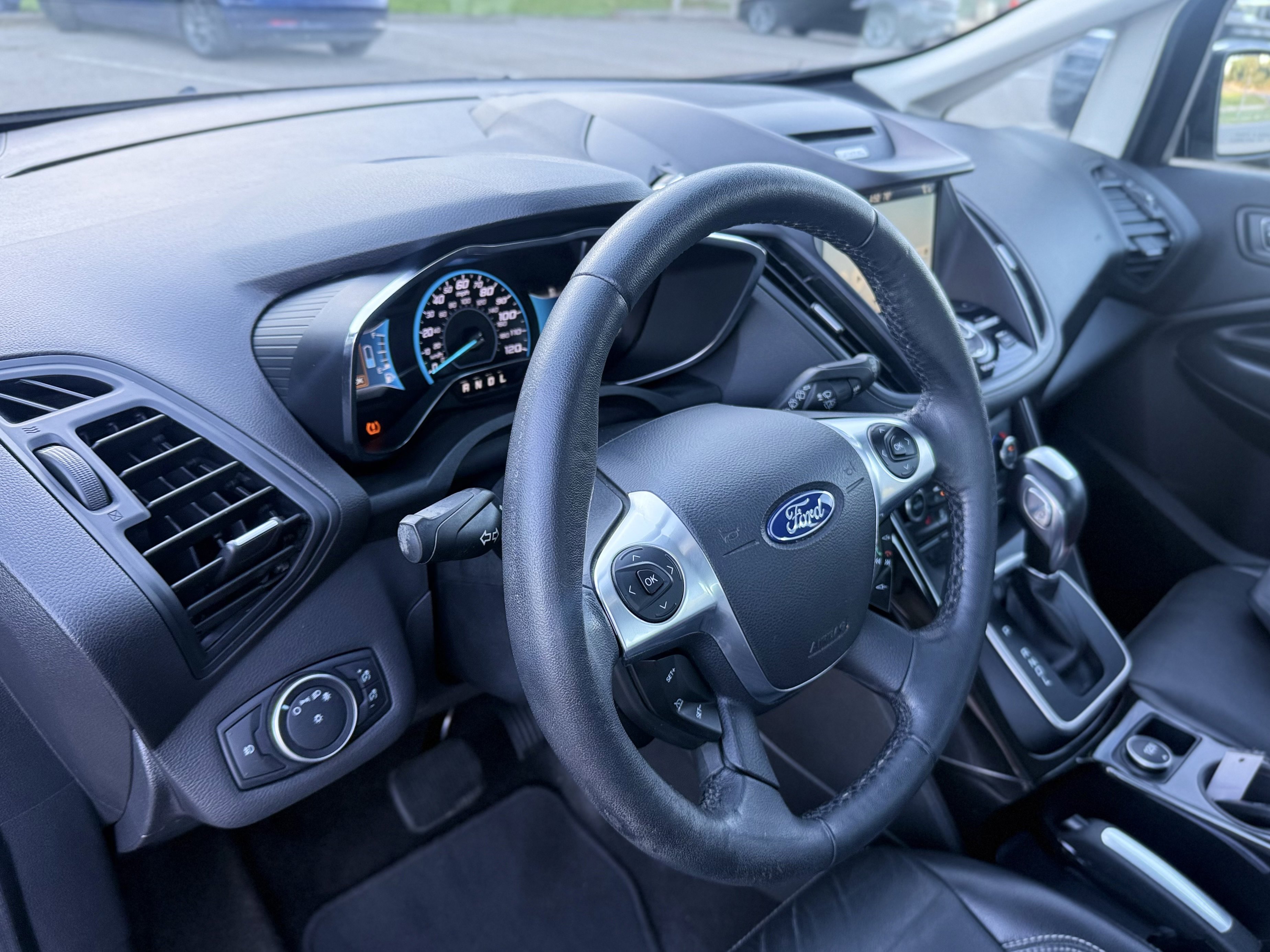 Used 2017 Ford C-MAX Energi Titanium FWD image 25