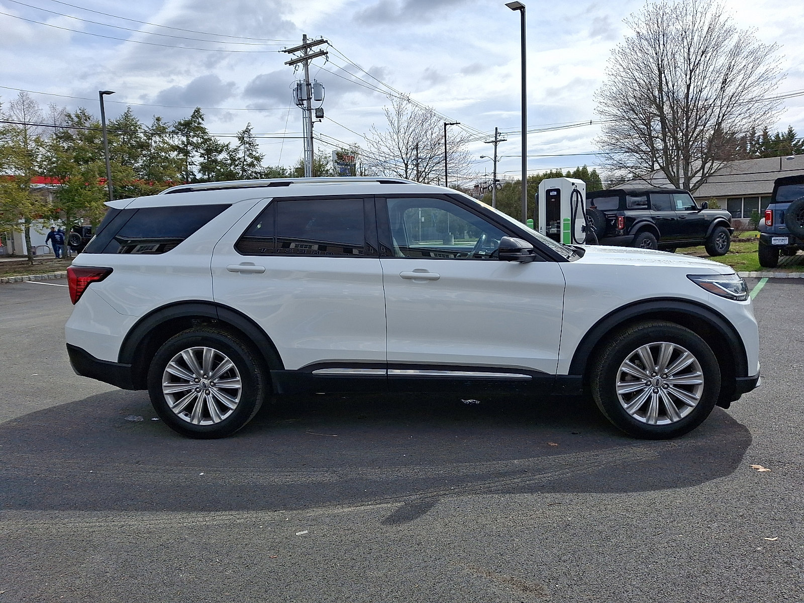 Certified 2025 Ford Explorer Platinum w/ LUX Leather Package image 4