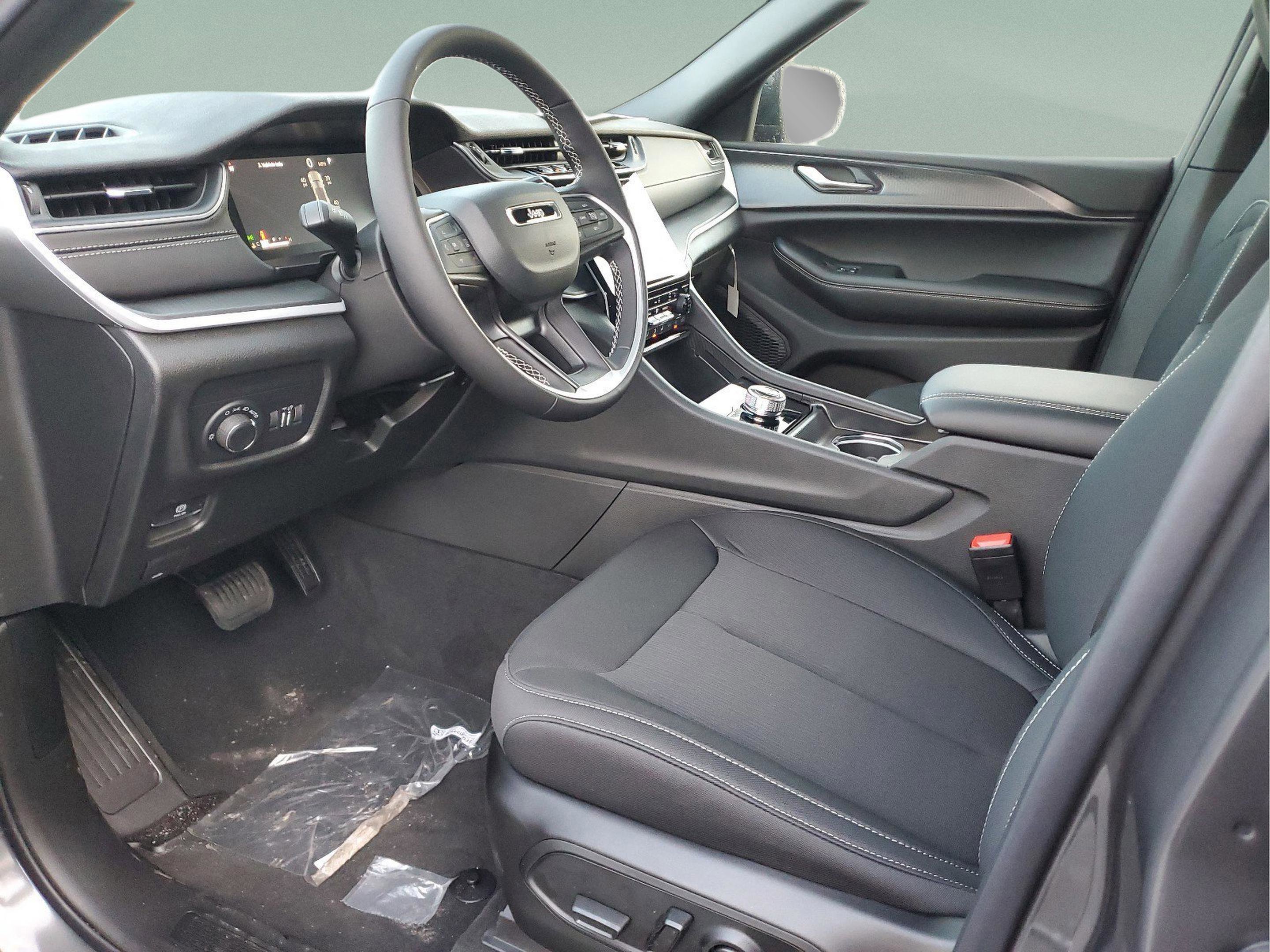 New 2025 Jeep Grand Cherokee Laredo w/ Luxury Tech Group I image 14