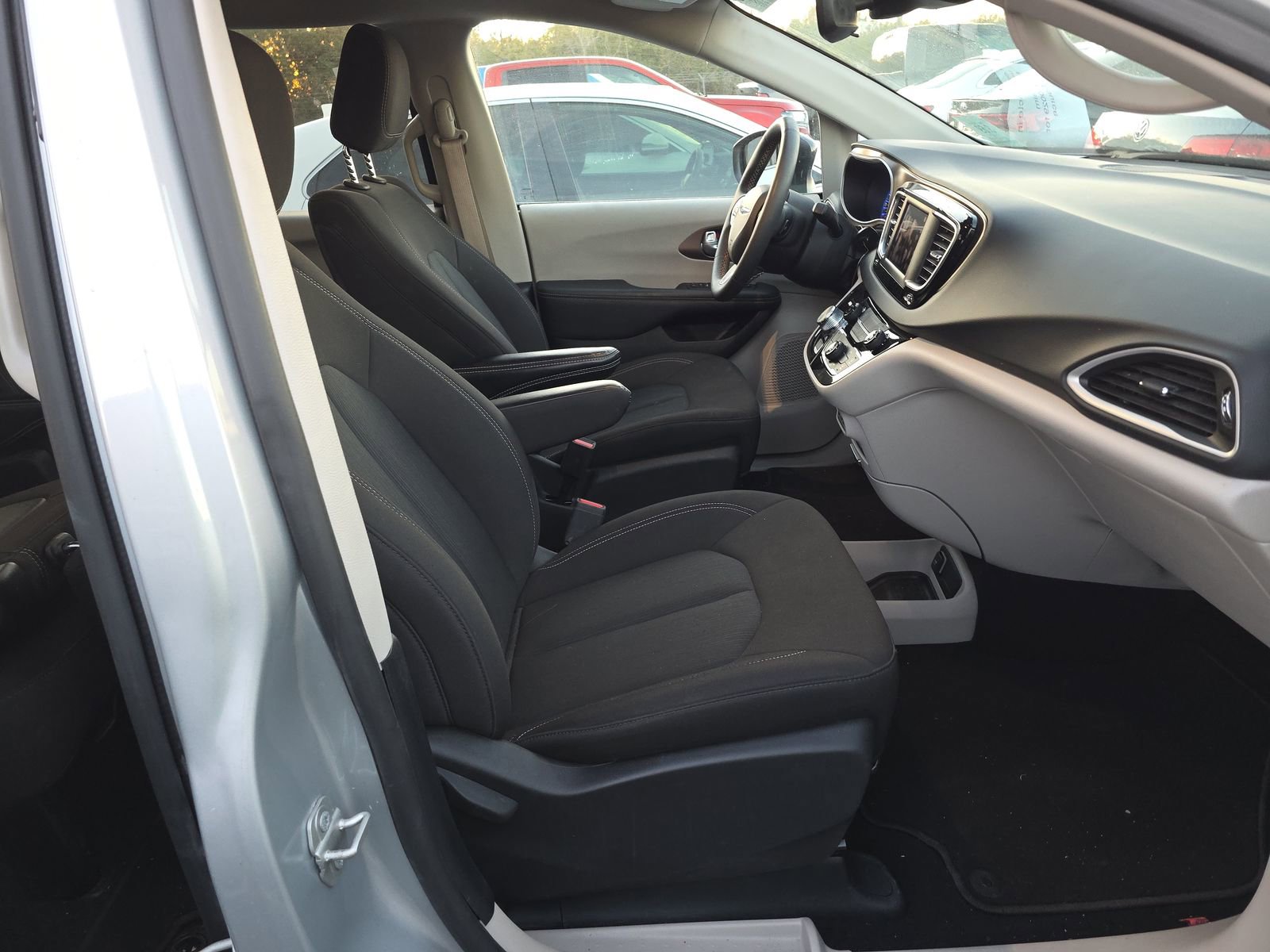 Used 2024 Chrysler Voyager LX image 13