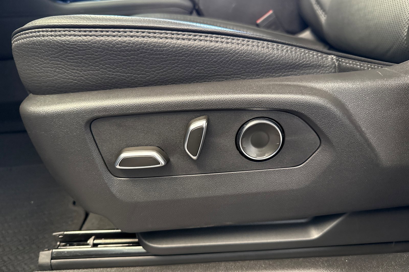 Used 2025 GMC Yukon Denali AWD/4WD image 14