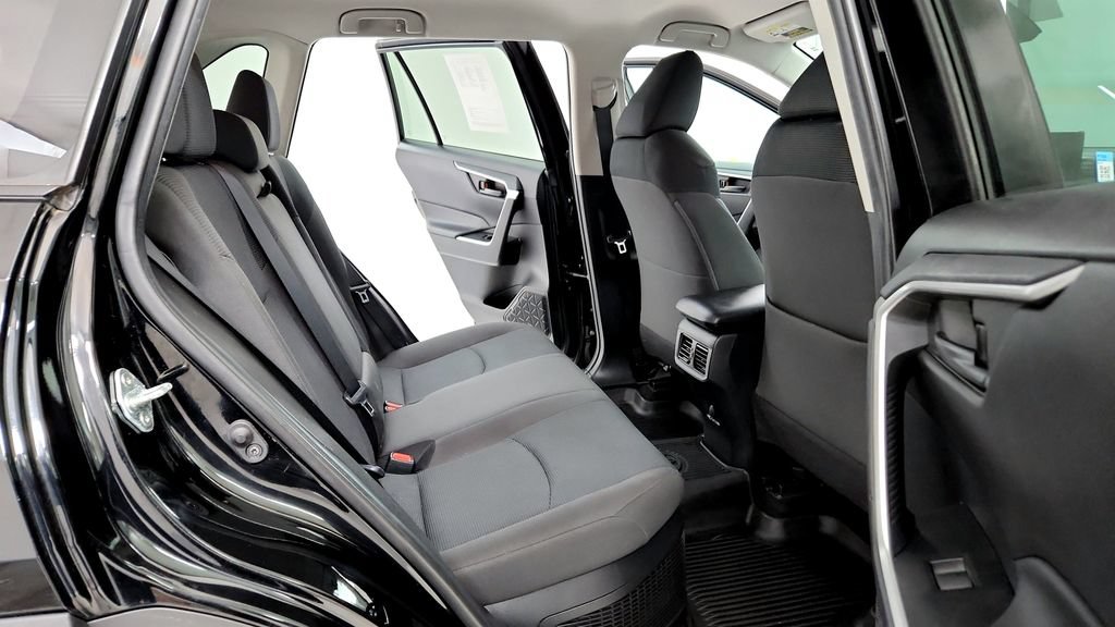 Used 2021 Toyota RAV4 LE w/ Carpet Mat Package (TMS) AWD/4WD image 18