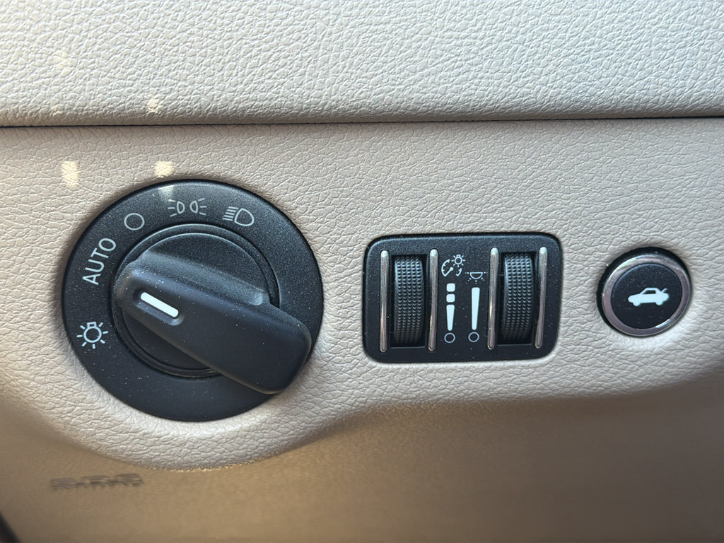 Used 2013 Chrysler 300 RWD image 10
