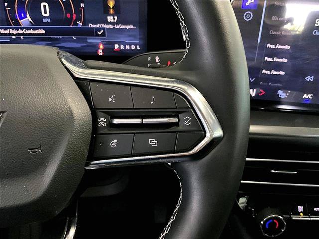 Used 2025 Chevrolet Traverse LT FWD image 21