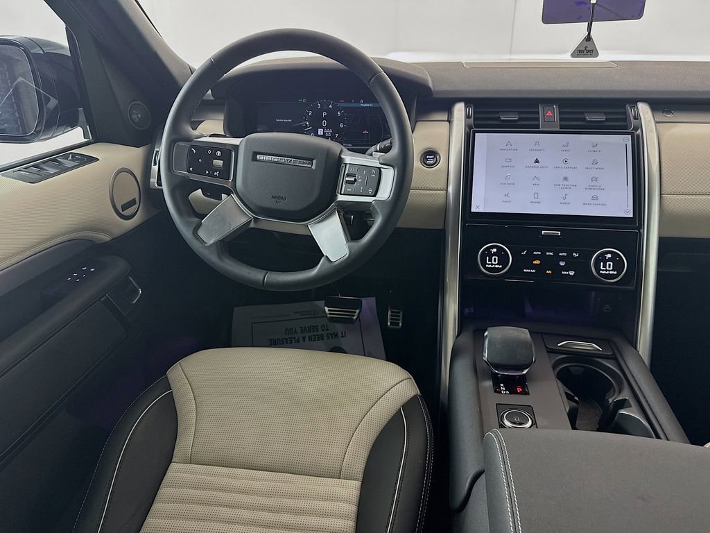 Used 2024 Land Rover Discovery Dynamic SE image 27