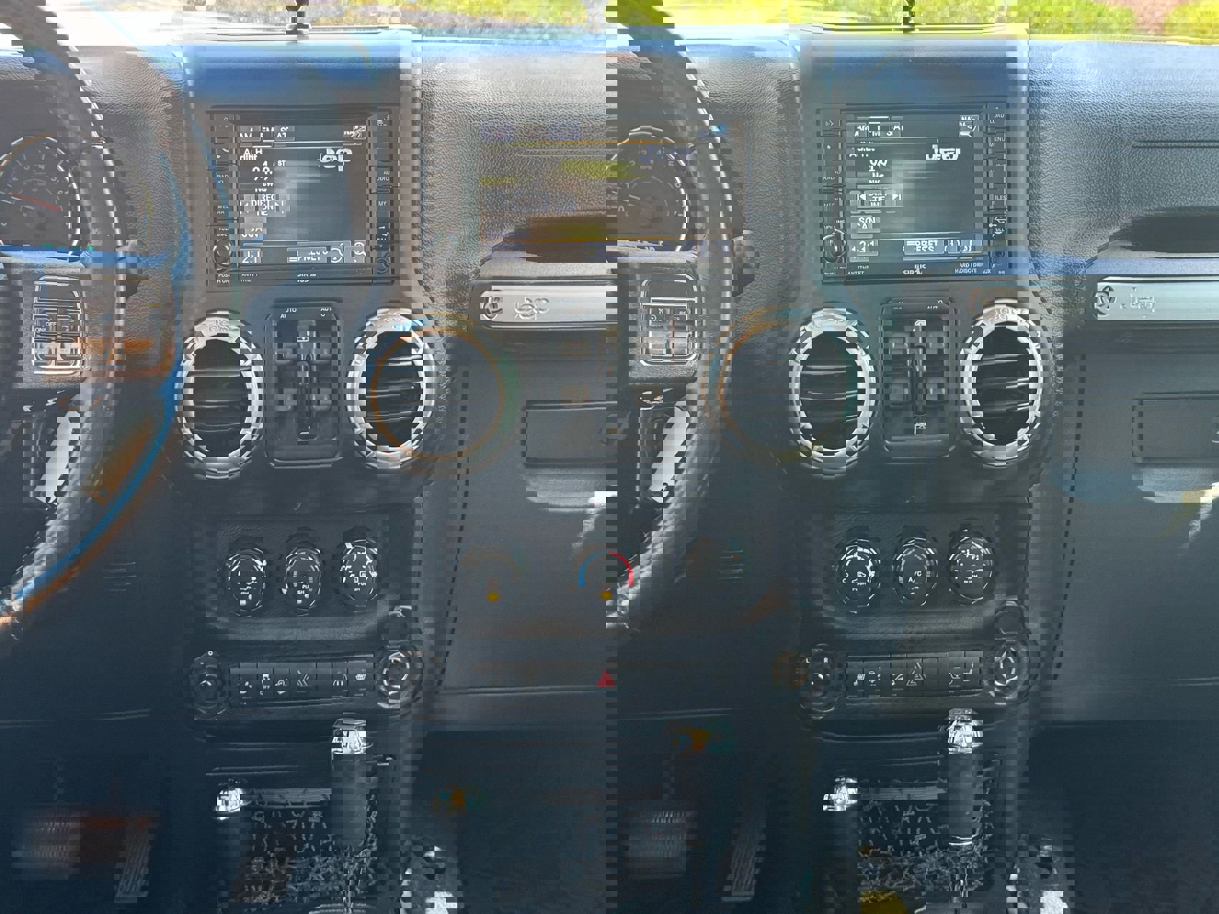 Used 2016 Jeep Wrangler Unlimited Rubicon w/ Connectivity Group image 22