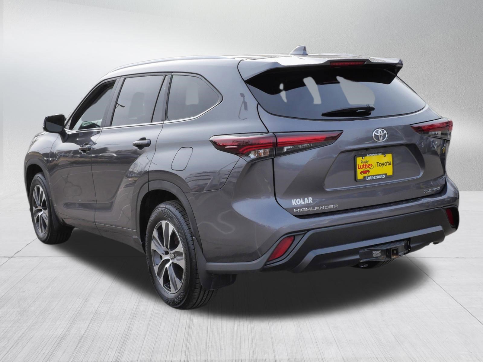 Certified 2024 Toyota Highlander XLE image 6