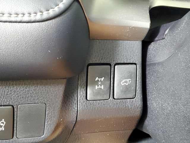 Used 2018 Toyota RAV4 XLE AWD/4WD image 32