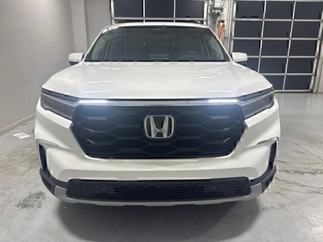 Used 2025 Honda Pilot Touring image 3