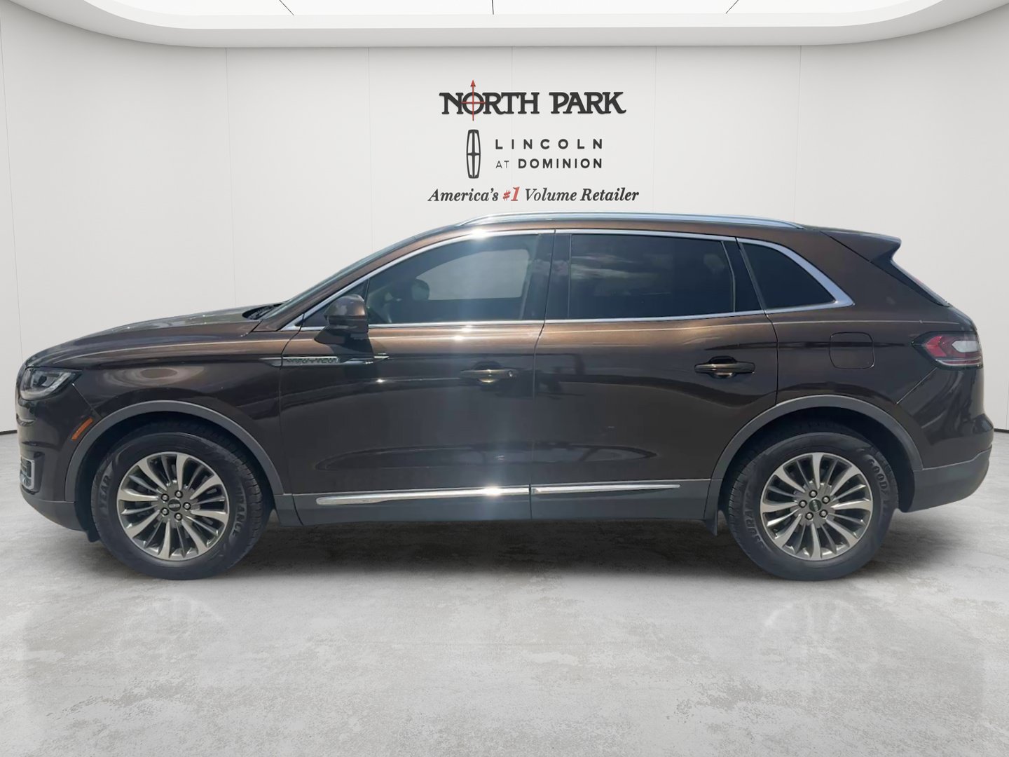 Used 2019 Lincoln Nautilus Select AWD/4WD image 2