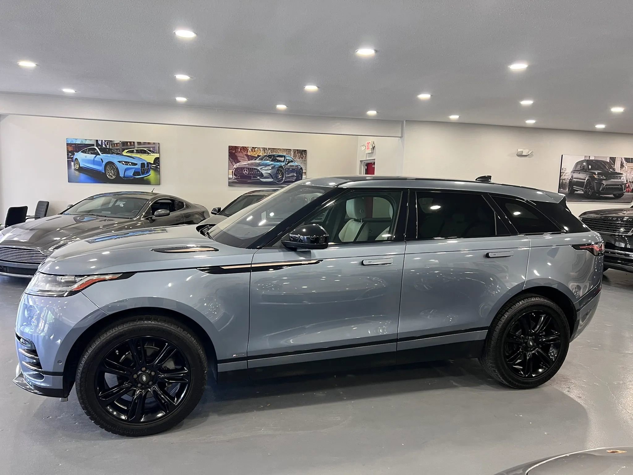 Used 2019 Land Rover Range Rover Velar R-Dynamic SE AWD/4WD image 4
