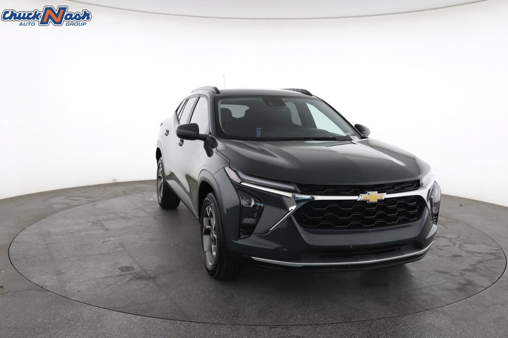 Used 2025 Chevrolet Trax LT FWD image 3