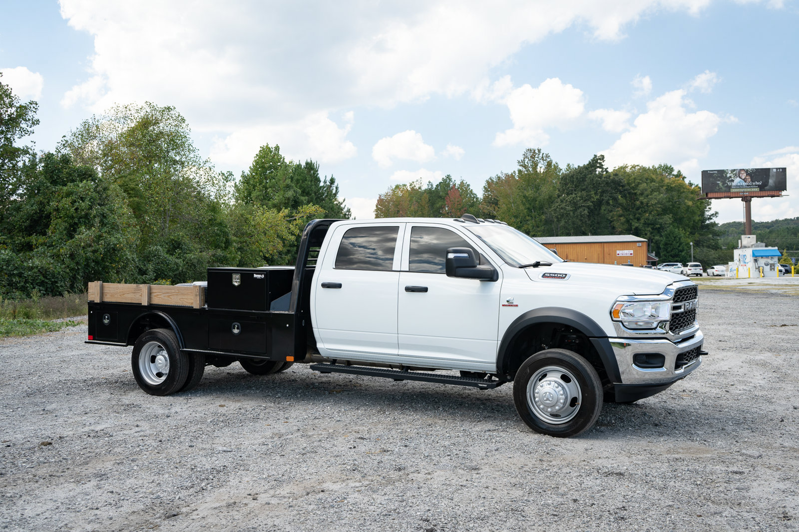 Used 2024 RAM 5500 Tradesman w/ Chrome Appearance Group AWD/4WD image 11
