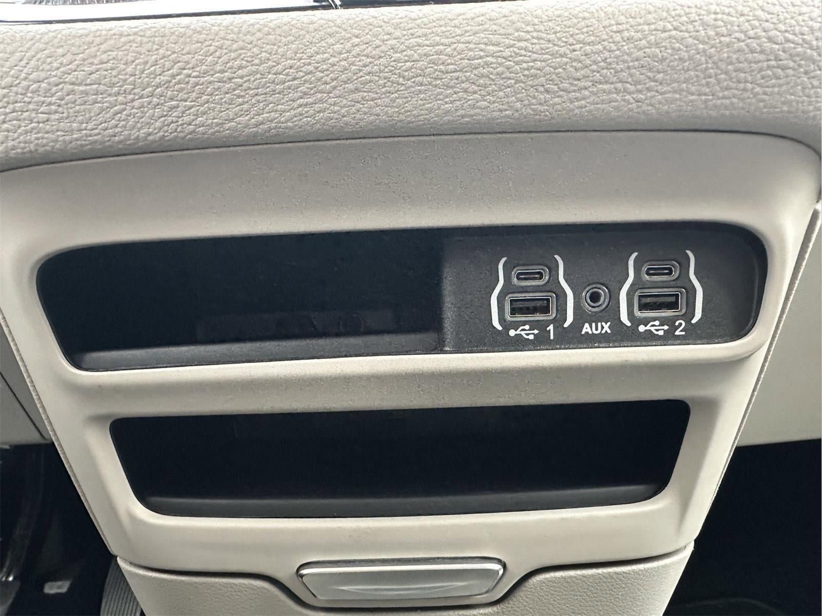 Used 2024 Chrysler Pacifica Select FWD image 32