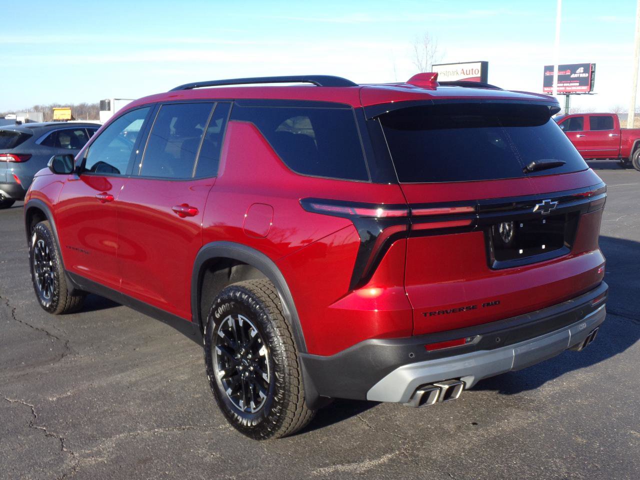 Used 2025 Chevrolet Traverse Z71 image 3