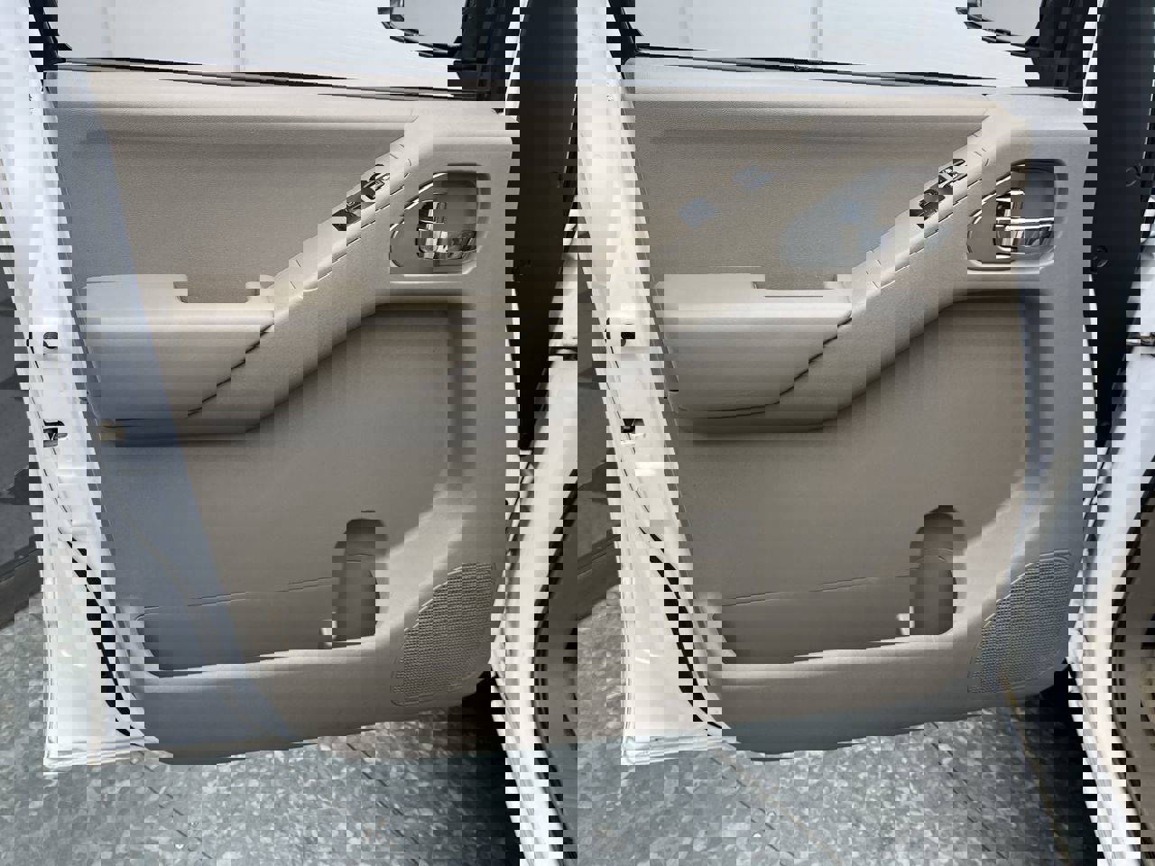 Used 2010 Nissan Frontier SE w/ SE Value Truck Pkg image 7