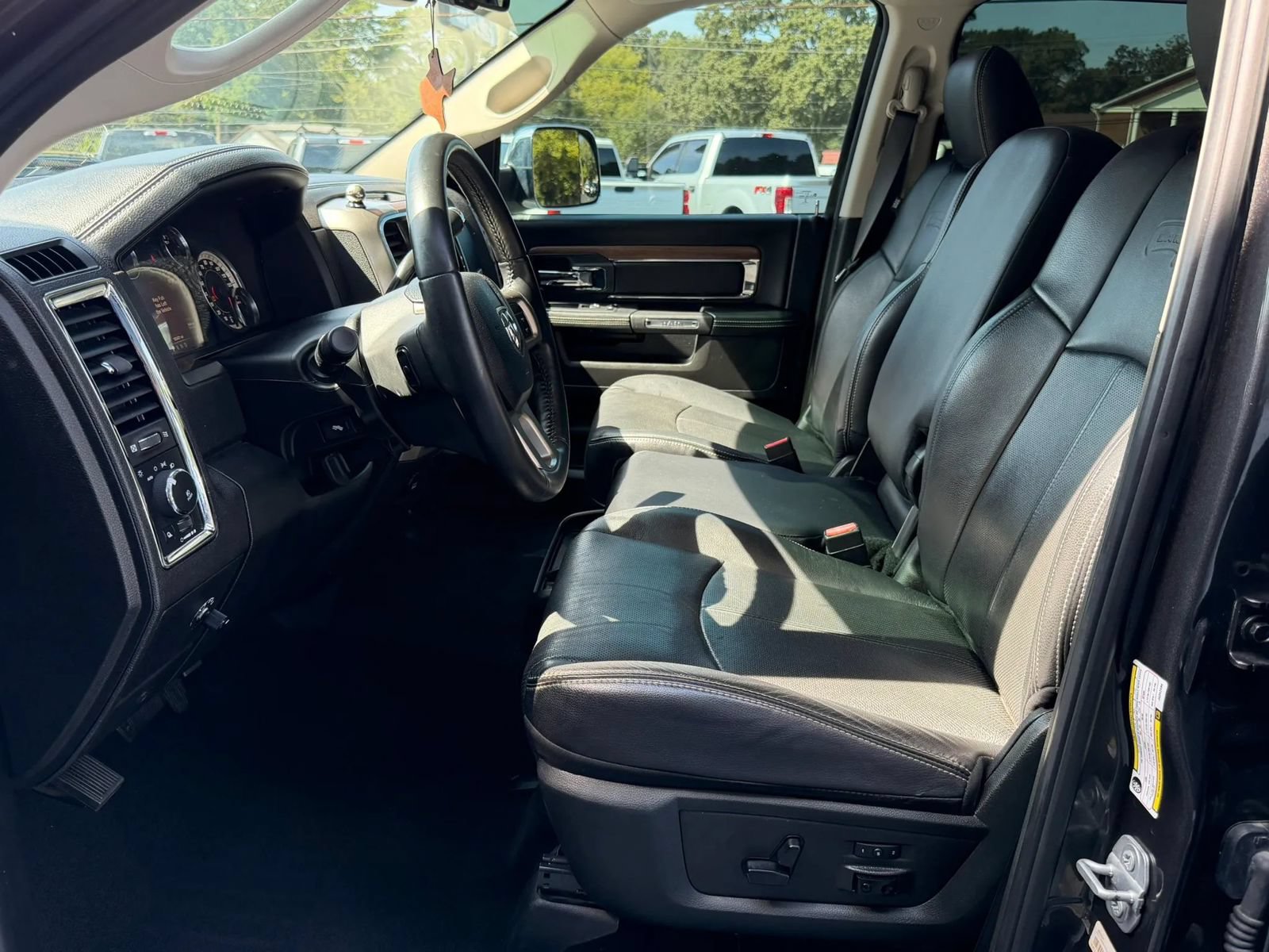 Used 2018 RAM 2500 Laramie w/ Convenience Group AWD/4WD image 13