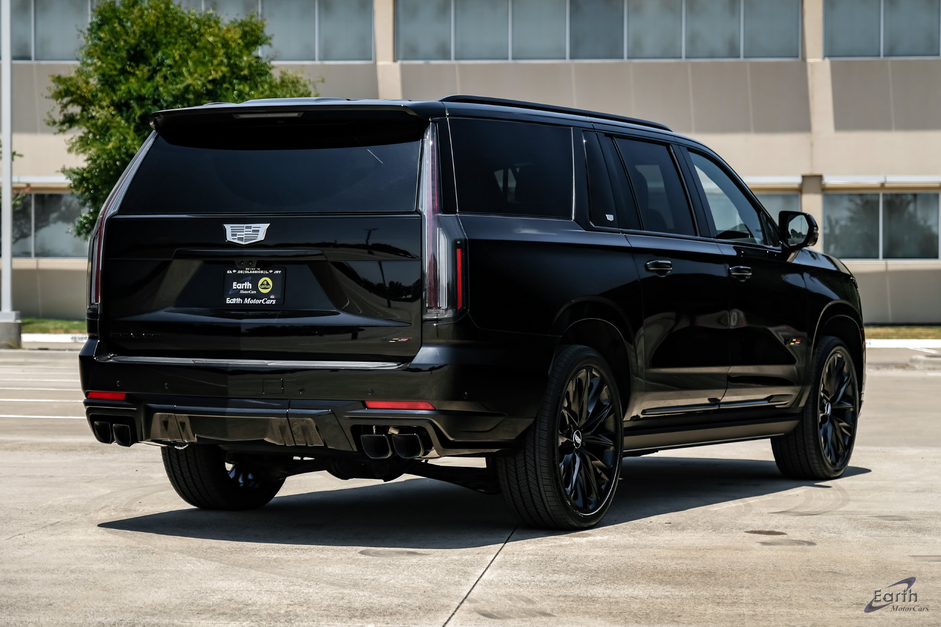 Used 2026 Cadillac Escalade ESV V w/ LPO, ONYX Package AWD/4WD image 18