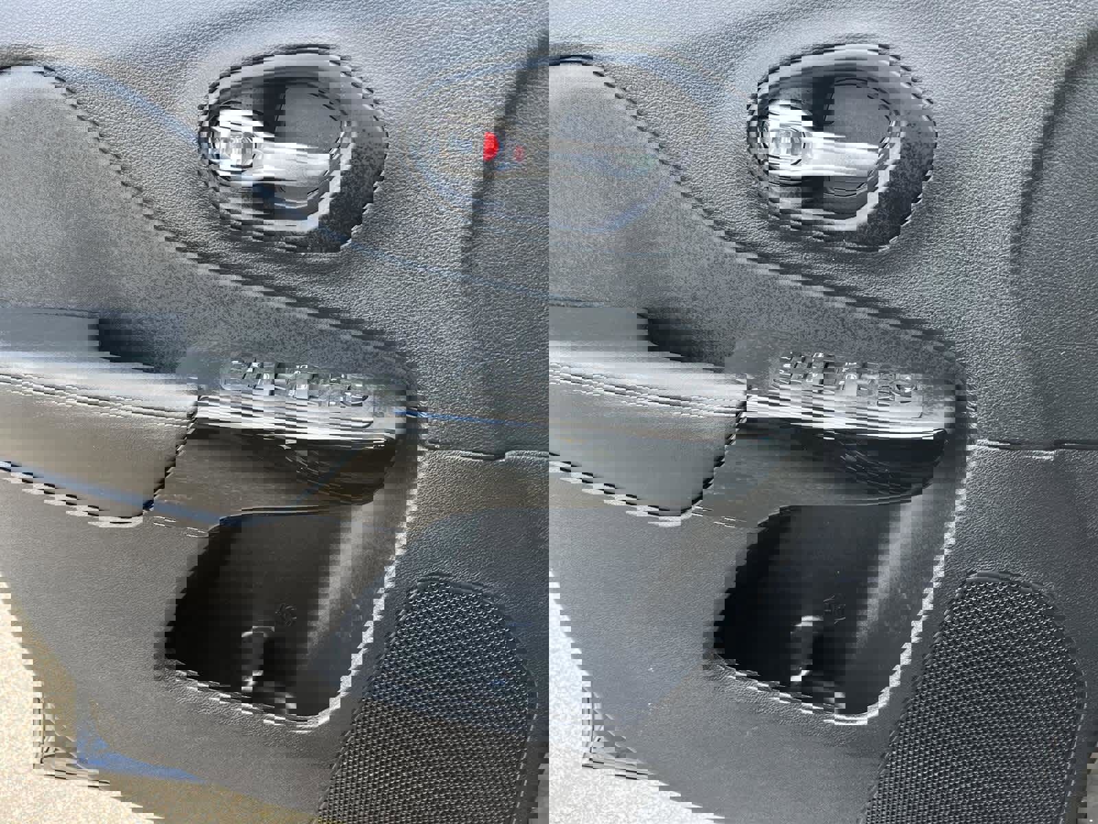 Used 2023 Jeep Cherokee Altitude Lux image 25