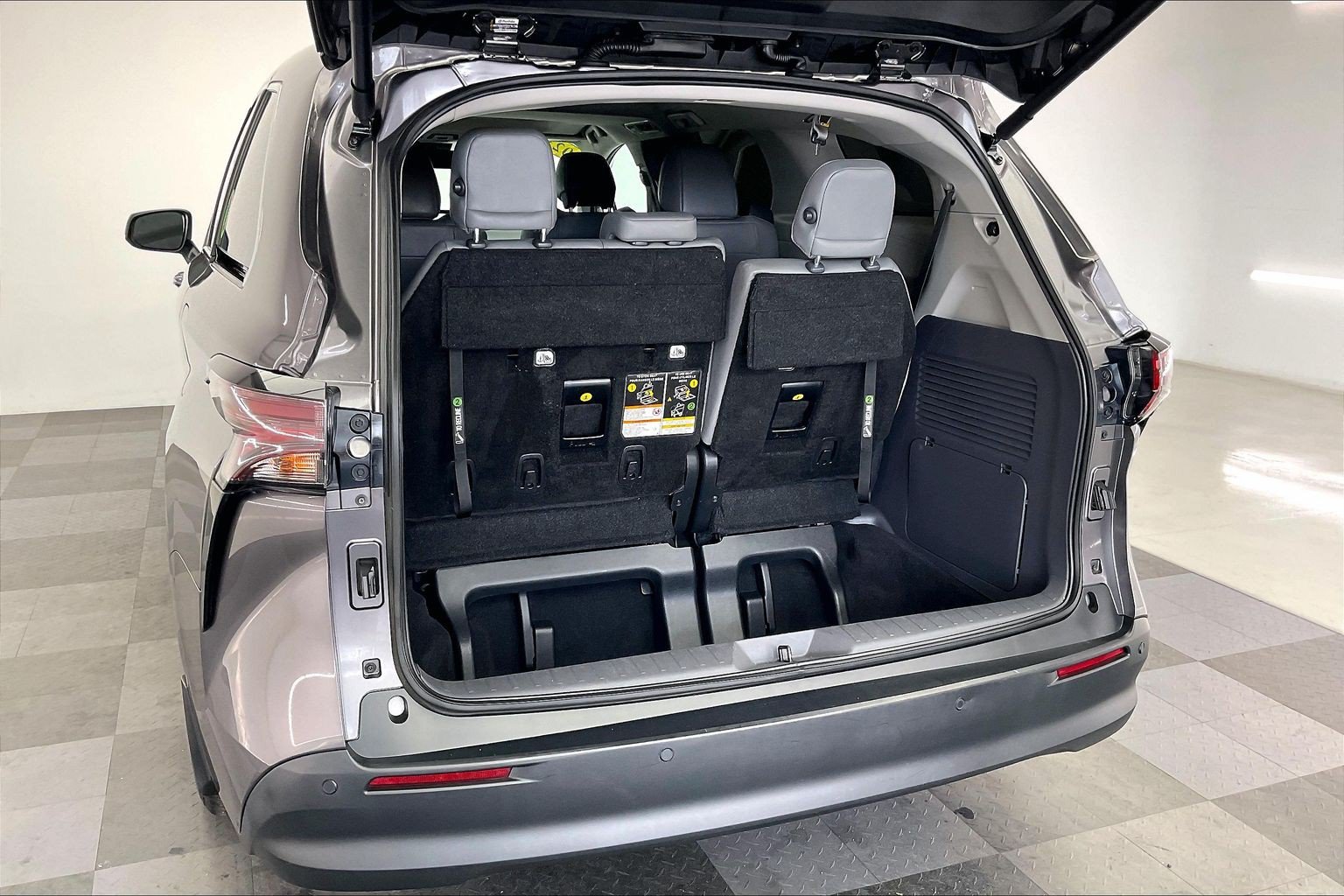 Used 2023 Toyota Sienna XLE FWD image 28
