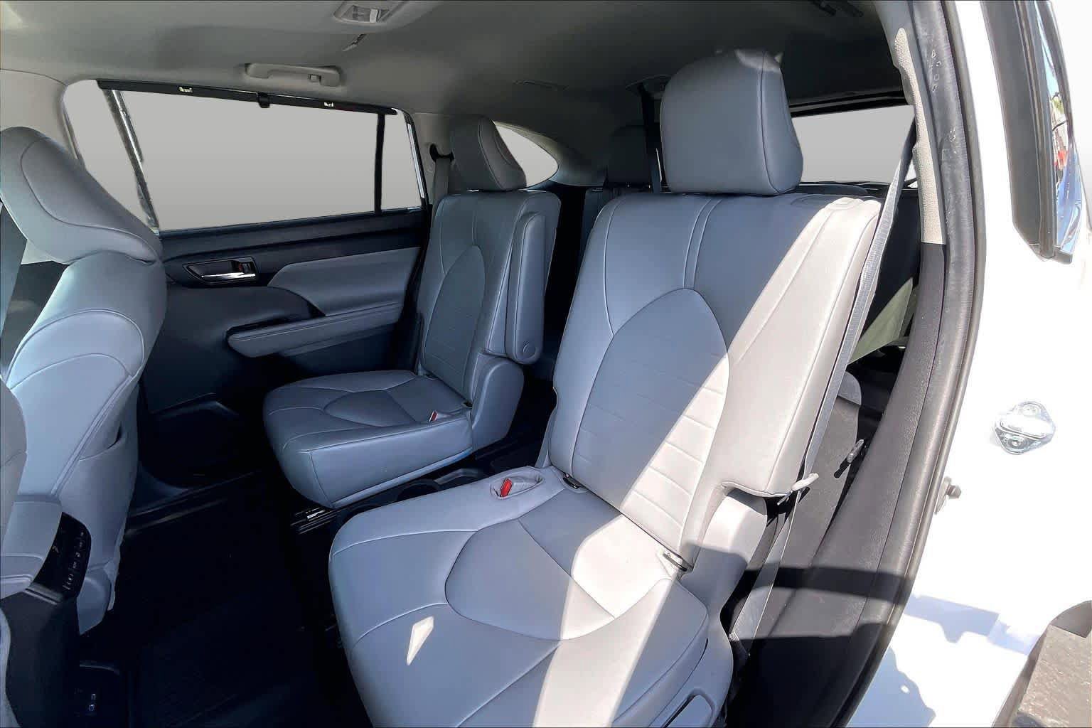 Used 2022 Toyota Highlander XLE FWD image 20