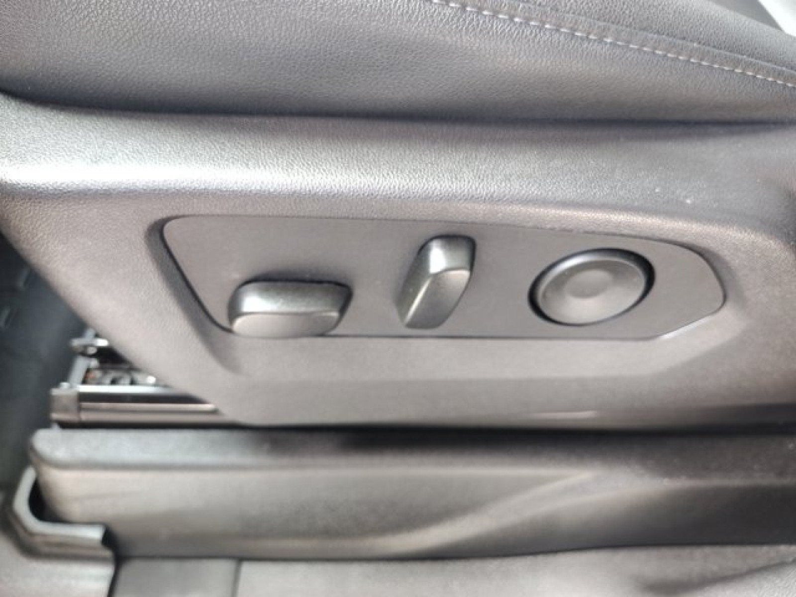 Used 2025 Chevrolet Suburban Z71 AWD/4WD image 11