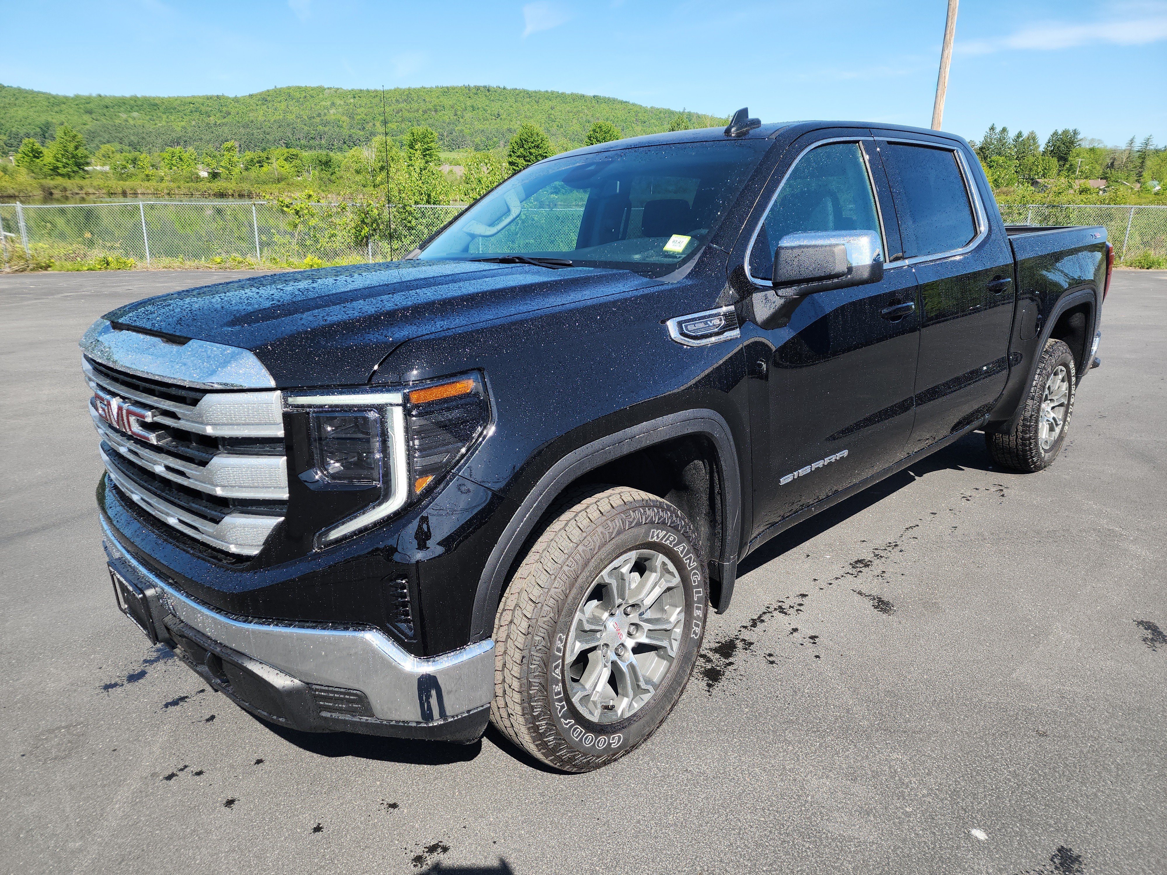 New 2026 GMC Sierra 1500 SLE w/ X31 Off-Road Package AWD/4WD image 4